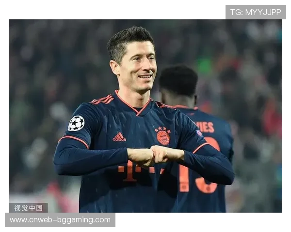 老将莱万勾射破门，展现射手本能